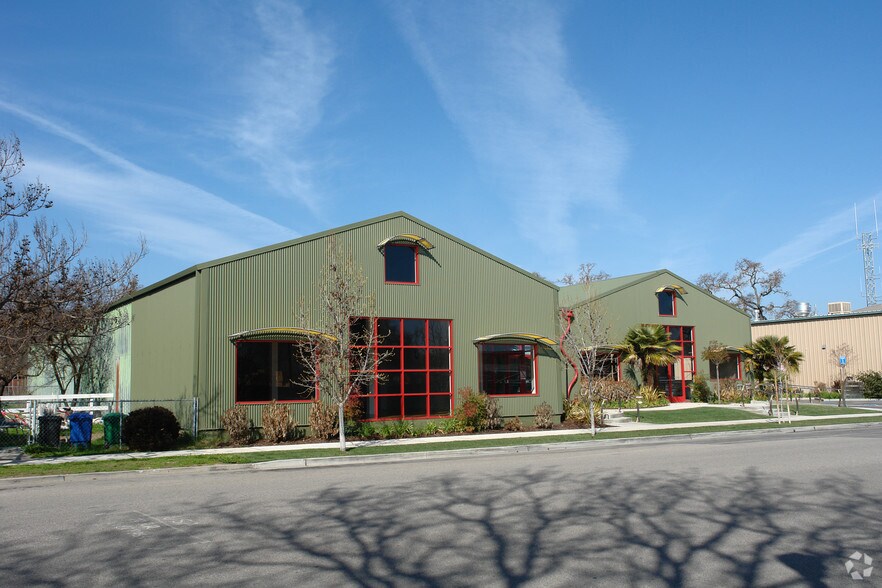 821 Pine St, Paso Robles, CA à louer - Photo de l’immeuble – Image 2 sur 3