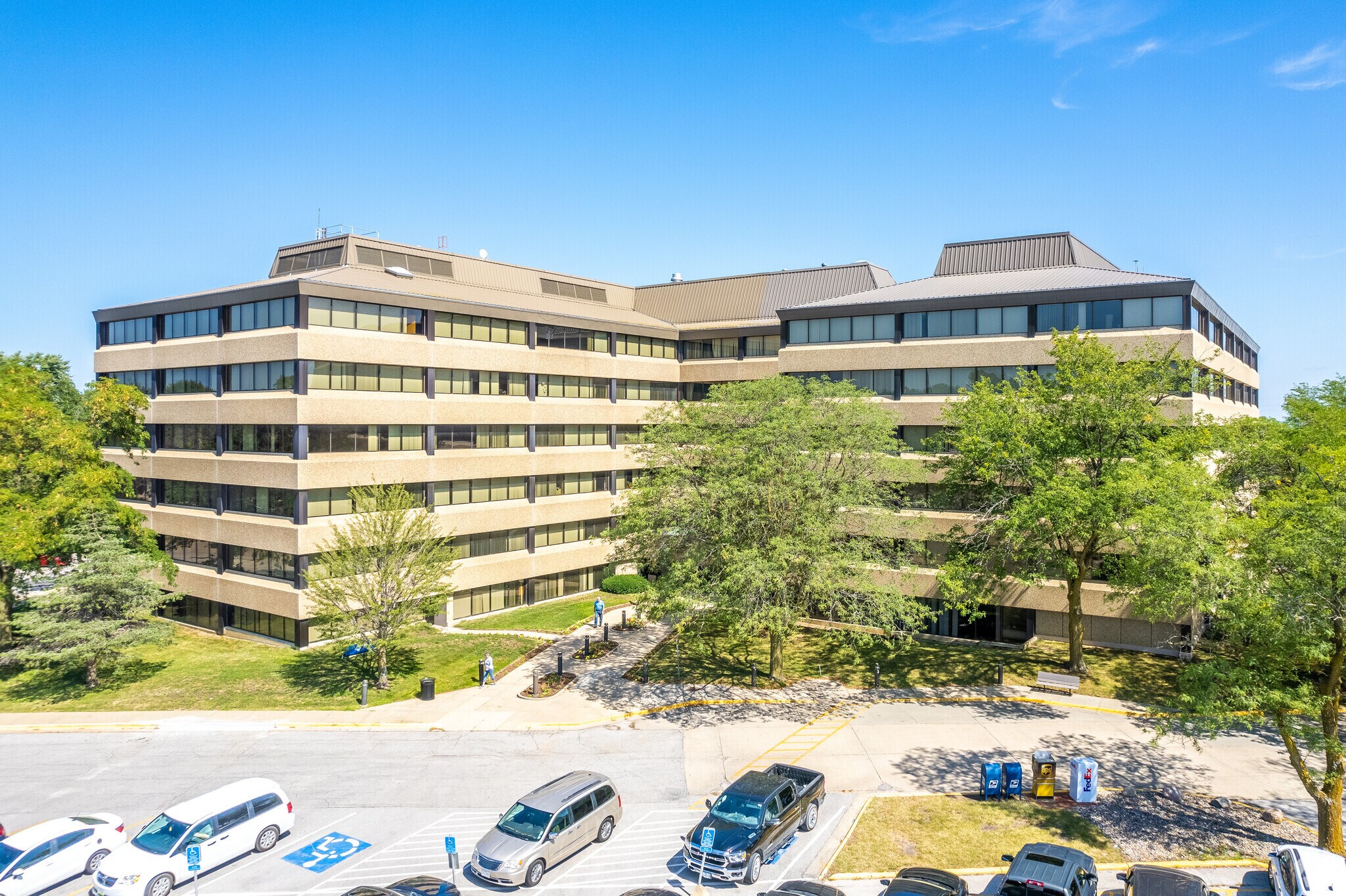 6200 Aurora Ave, Urbandale, IA à louer Photo principale– Image 1 sur 10