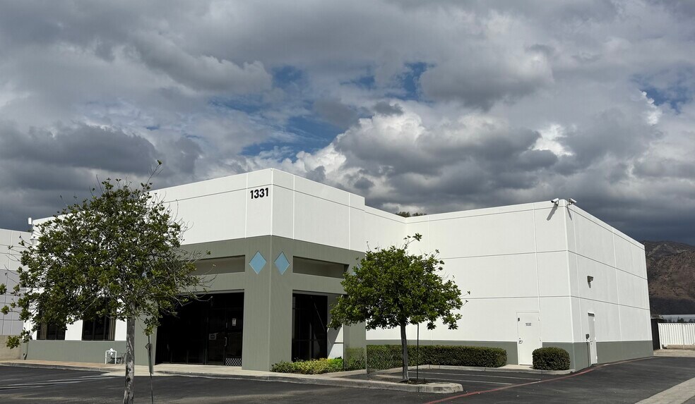 1331 Foothill Blvd, Azusa, CA à vendre - Photo de l’immeuble – Image 1 sur 6