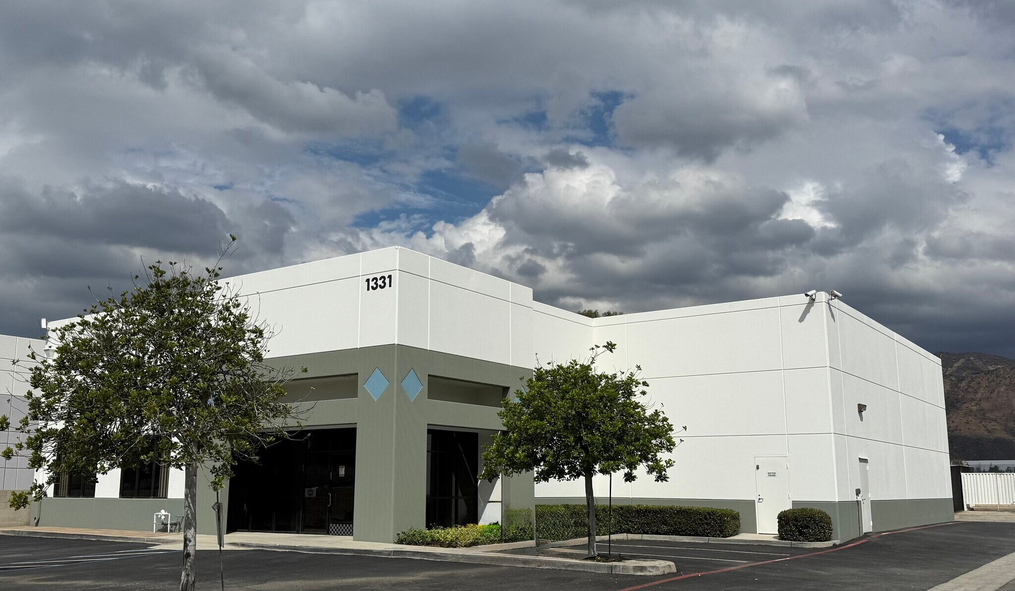 1331 Foothill Blvd, Azusa, CA à vendre Photo de l’immeuble– Image 1 sur 7