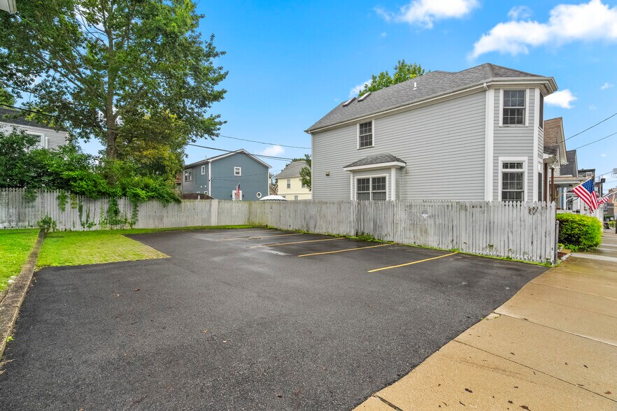 13 Dean Ave, Newport, RI à vendre - Photo de l’immeuble – Image 3 sur 39