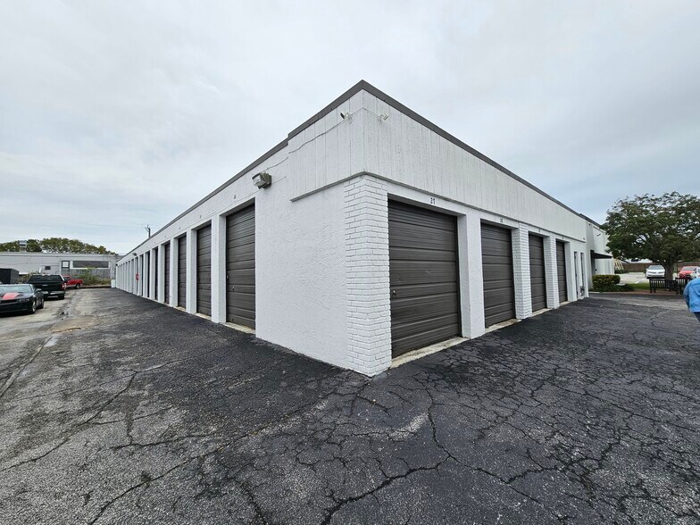 1315 S Killian Dr, Lake Park, FL à louer - Photo de l’immeuble – Image 2 sur 5