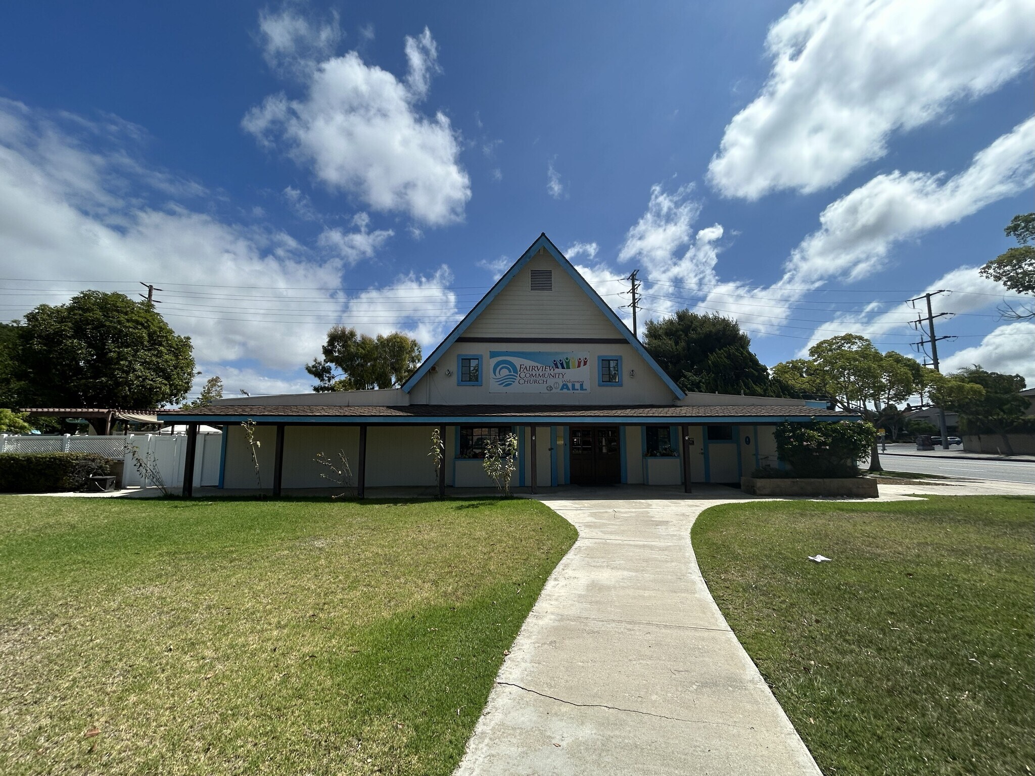 2525 Fairview Rd, Costa Mesa, CA à louer Photo de l’immeuble– Image 1 sur 8