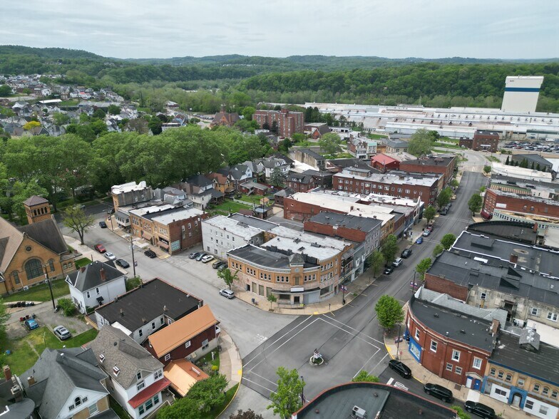 152 Grant Ave, Vandergrift, PA à louer - Photo de l’immeuble – Image 3 sur 39
