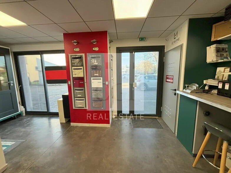 Bureau dans Saint-Laurent-de-Mure à vendre - Photo de l’immeuble – Image 2 sur 12