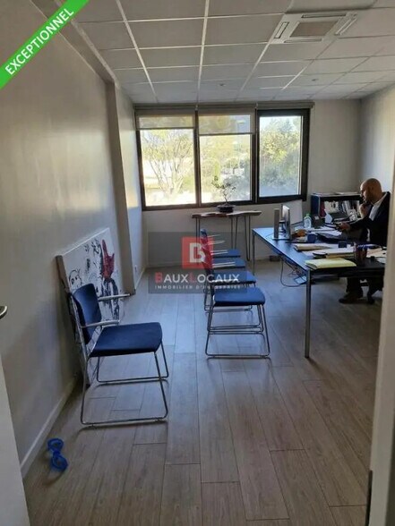 Bureau dans La Fare-les-Oliviers à louer - Photo de l’immeuble – Image 3 sur 7