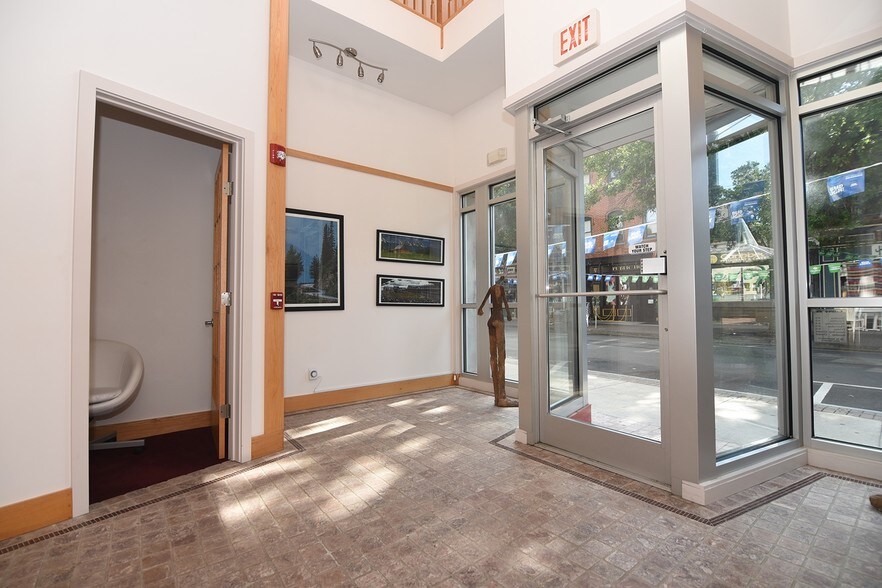 22 N Division St, Peekskill, NY à vendre - Photo intérieure – Image 2 sur 10