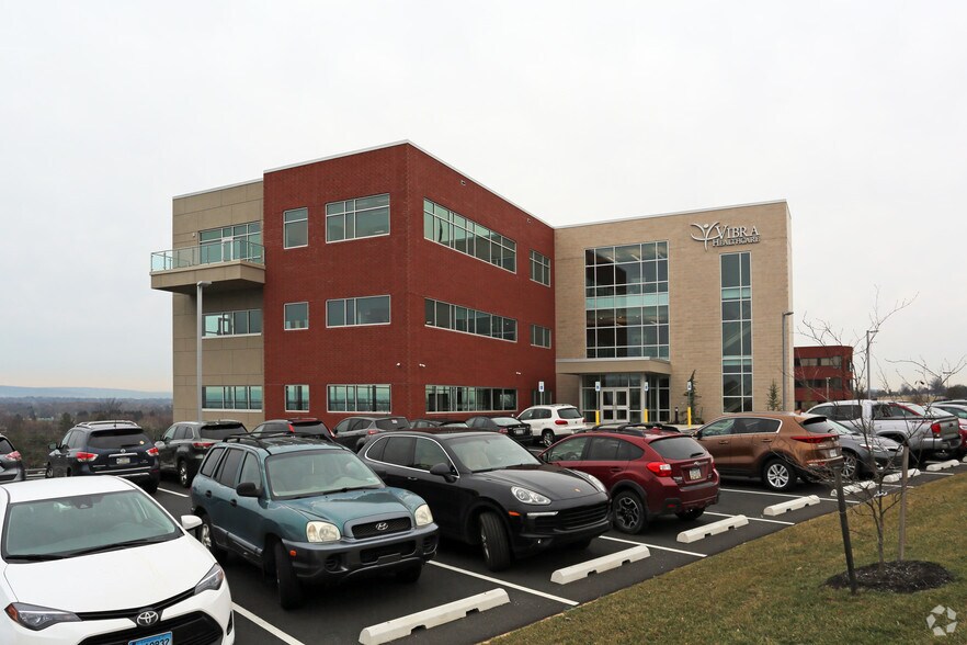 4600 Lena Dr, Mechanicsburg, PA à louer - Photo de l’immeuble – Image 1 sur 8