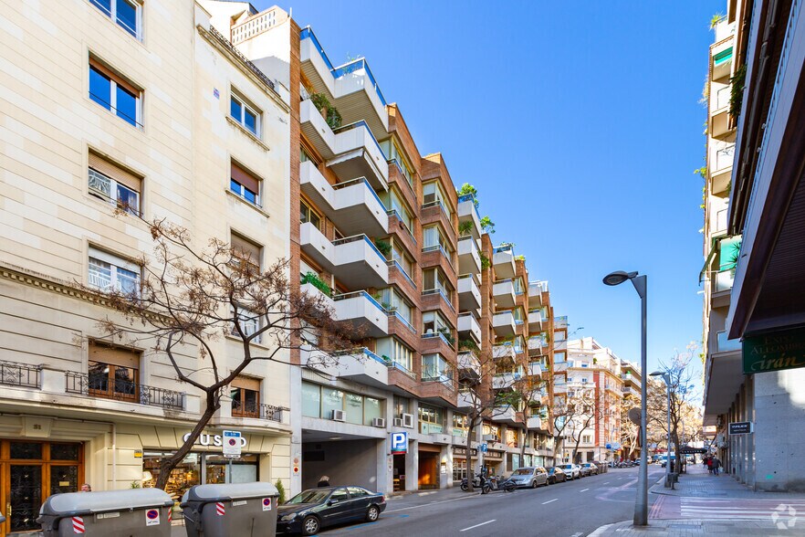 Carrer de Calvet, 33, Barcelone, Barcelona à louer - Photo de l’immeuble – Image 2 sur 3