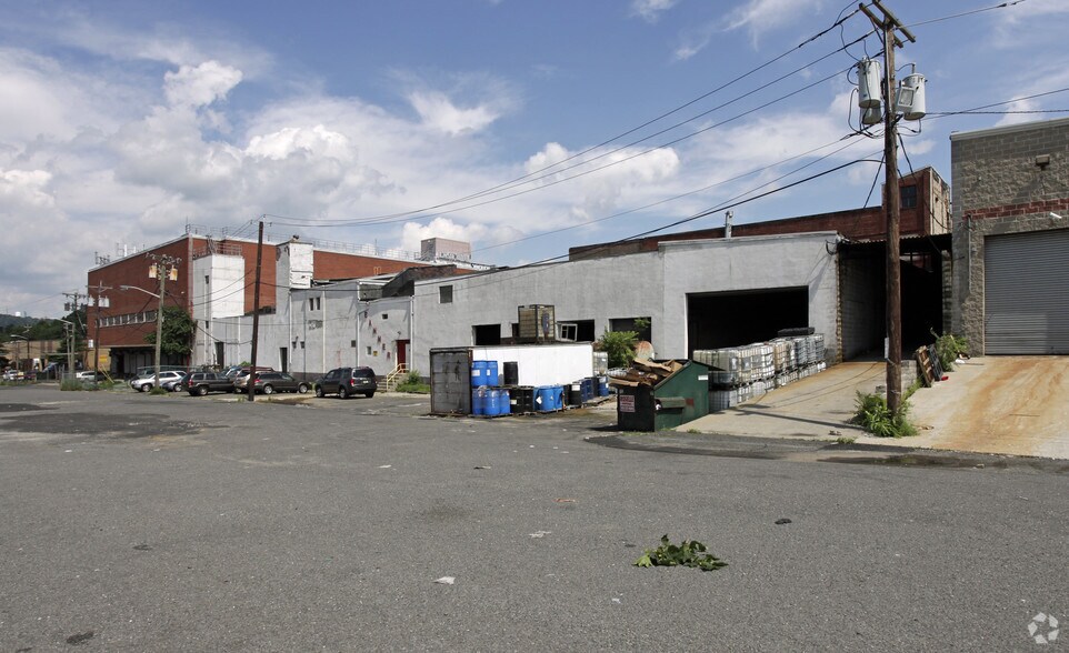 95 Freeway Dr W, Orange, NJ à louer - Photo de l’immeuble – Image 2 sur 4