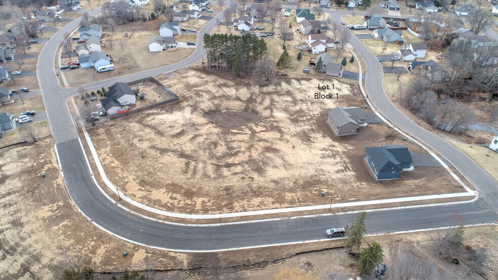 Maple Drive South Dr, Cambridge, MN à vendre - Photo de l’immeuble – Image 3 sur 5