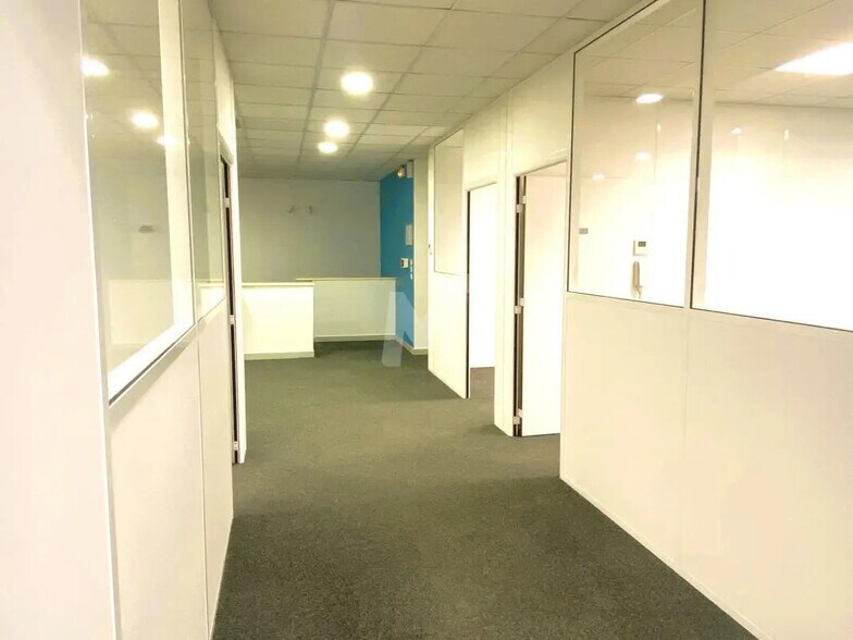 Local d’activités dans Évry-Courcouronnes à louer - Photo de l’immeuble – Image 3 sur 7