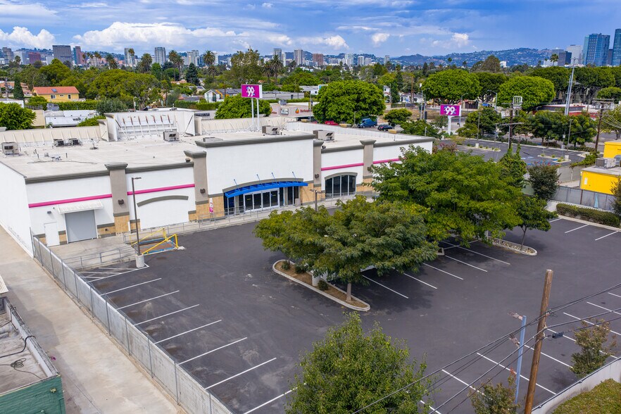 11040 W Pico Blvd, Los Angeles, CA à louer - Photo de l’immeuble – Image 1 sur 10