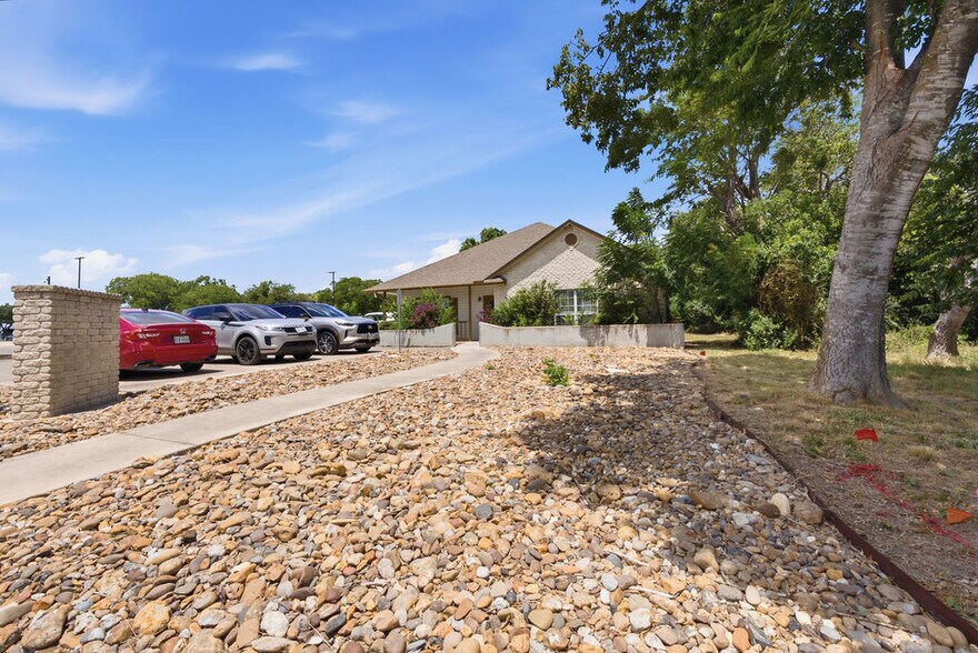 215 Courtyard Dr, New Braunfels, TX à louer - Photo de l’immeuble – Image 3 sur 12