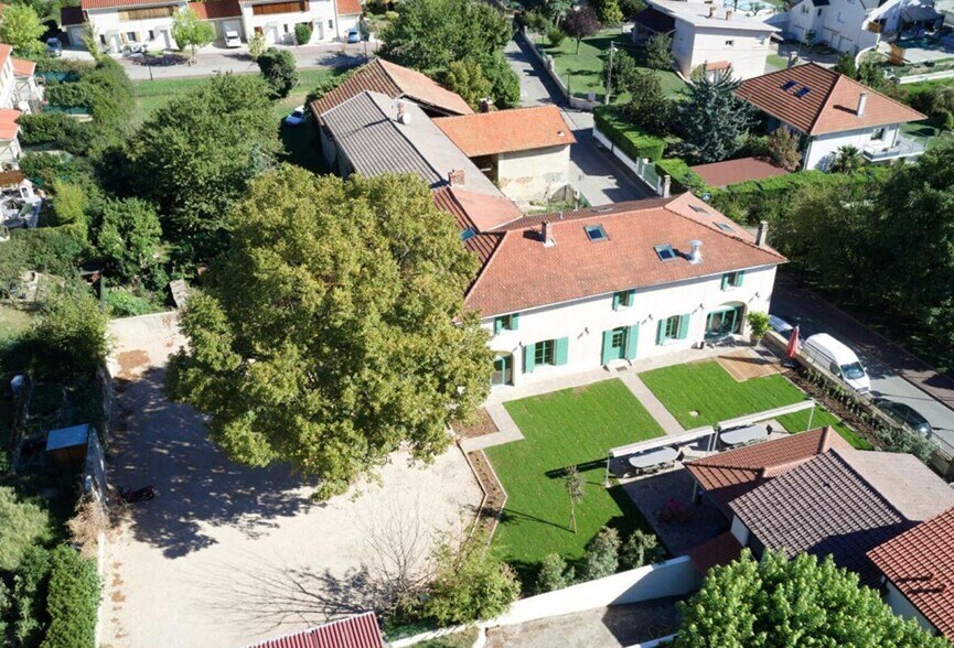 Local d'activités dans Genas à vendre - Photo de l’immeuble – Image 1 sur 14