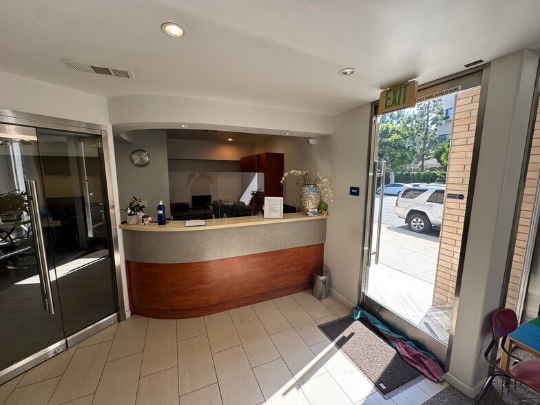 124 N Locust St, Inglewood, CA à vendre - Hall d’entrée – Image 3 sur 10