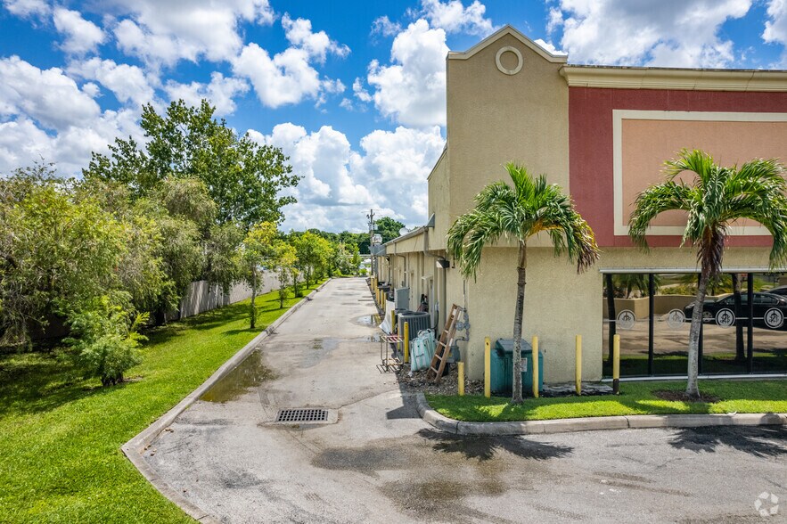 303 NE 3rd Ave, Cape Coral, FL à louer - Photo de l’immeuble – Image 3 sur 4