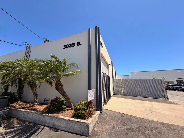 3035 S Halladay St, Santa Ana, CA à louer - Photo de l’immeuble – Image 3 sur 5