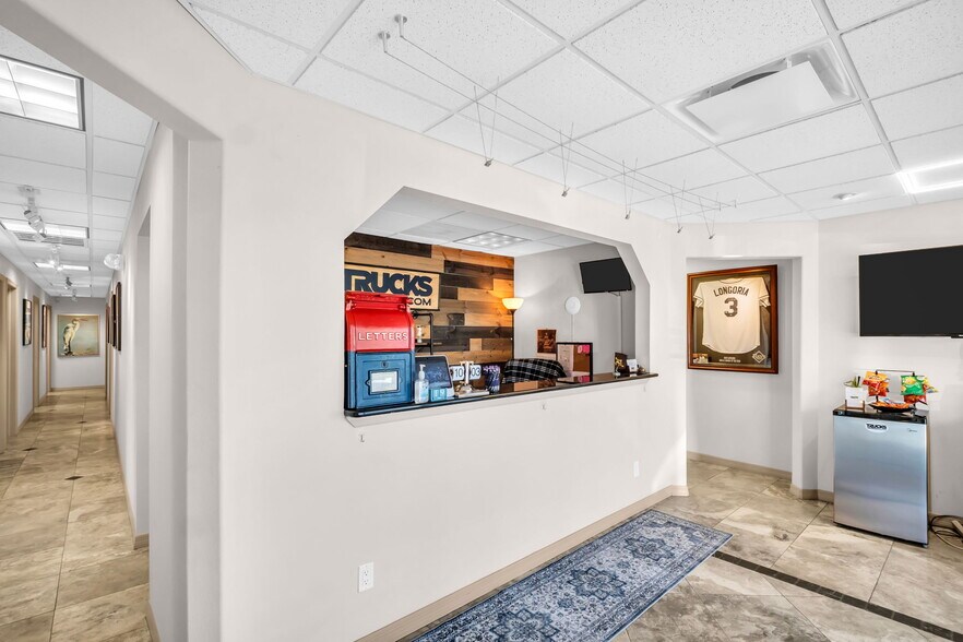 5001 Lemon St W, Tampa, FL à louer - Hall d’entrée – Image 3 sur 44