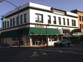 18-24 Western Ave, Petaluma, CA à louer Photo de l’immeuble– Image 1 sur 1