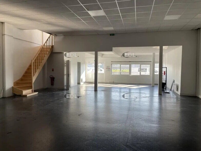 Local d’activités dans SAINT-OUEN-L'AUMONE à louer - Photo de l’immeuble – Image 3 sur 6