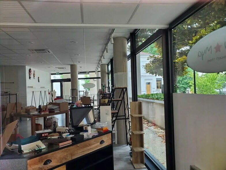 Local d’activités dans Genas à louer - Photo de l’immeuble – Image 2 sur 6