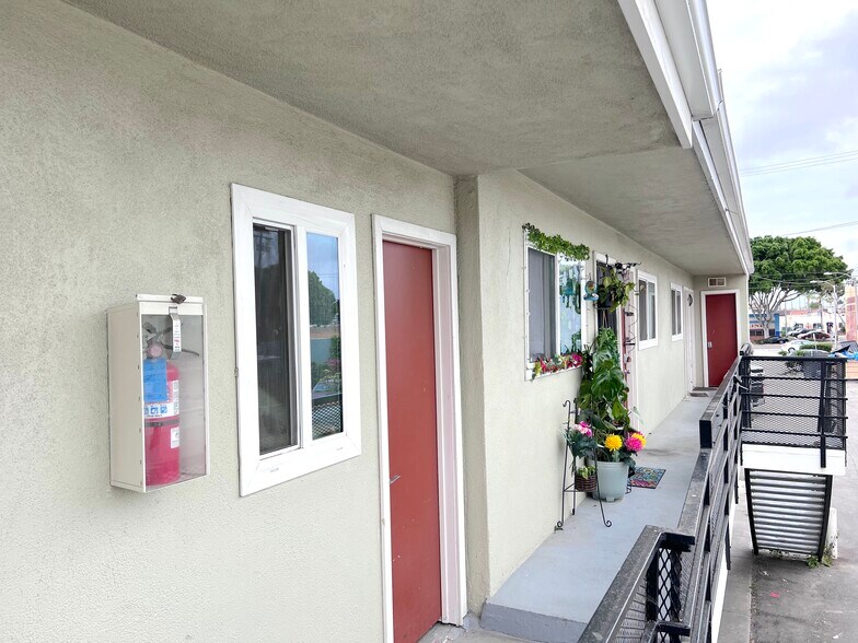 7.5% CAP! 15 UNITS MIXED-USE IN OXNARD portefeuille de 2 biens à vendre sur LoopNet.fr - Photo de l’immeuble – Image 3 sur 3