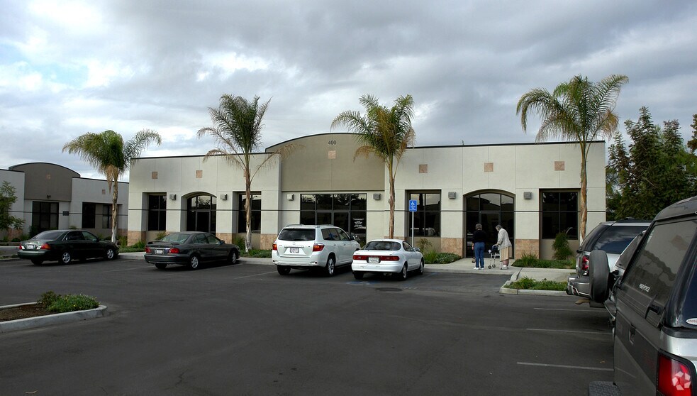 3400 Calloway Dr, Bakersfield, CA à louer - Photo principale – Image 1 sur 5
