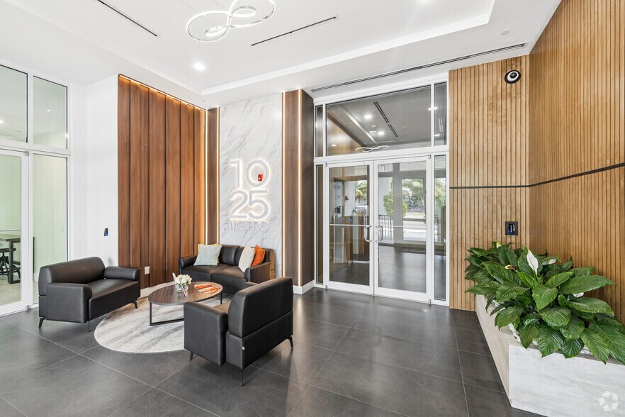 1025 E 25th St, Hialeah, FL à louer - Hall d’entrée – Image 2 sur 39