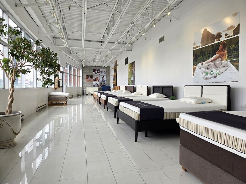 2700-2760 Boul Daniel-Johnson, Laval, QC à louer - Photo de l’immeuble – Image 3 sur 27
