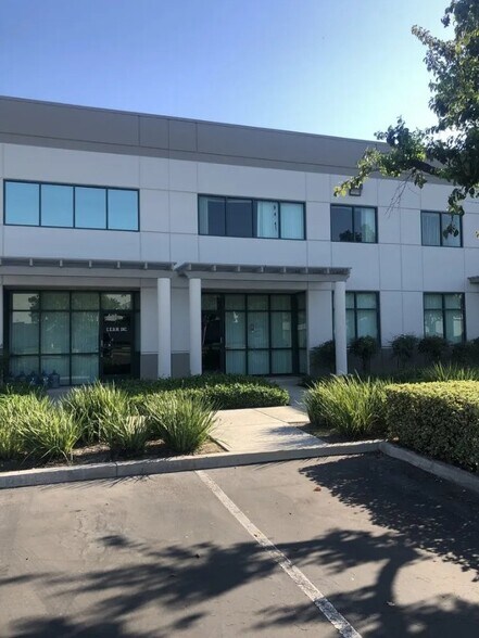 3100 E Cedar St, Ontario, CA à louer - Photo de l’immeuble – Image 1 sur 6
