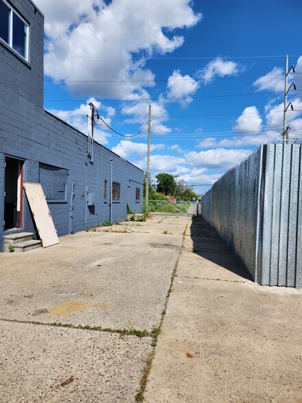 13507 Auburn St, Detroit, MI à vendre - Photo de l’immeuble – Image 3 sur 29