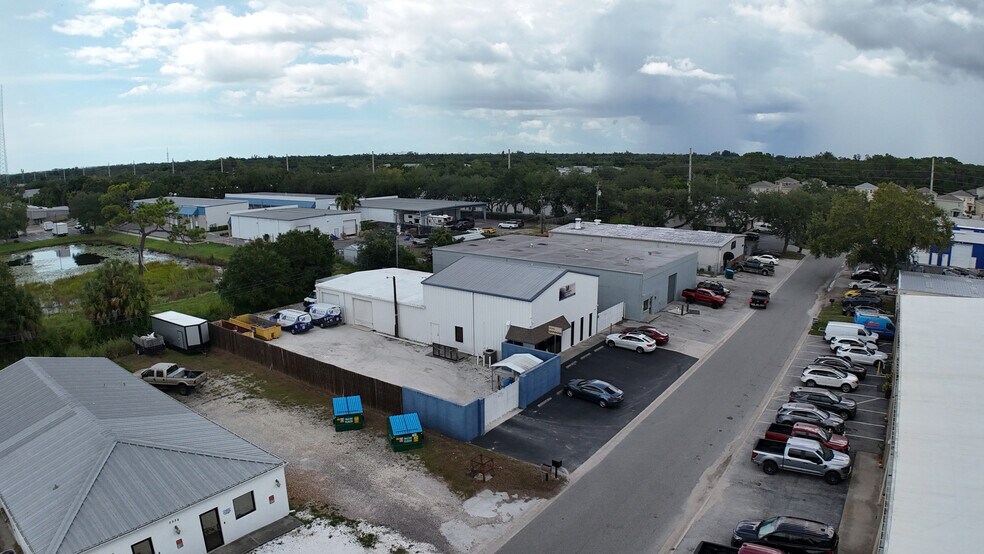 5330 Ashton Ct, Sarasota, FL à vendre - Photo de l’immeuble – Image 2 sur 5