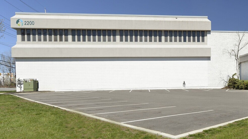 2200 Secaucus Rd, North Bergen, NJ à louer - Photo de l’immeuble – Image 1 sur 4