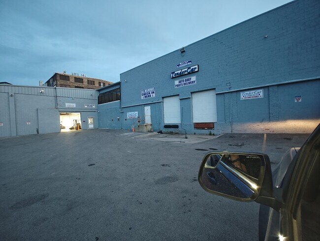 Plus de détails pour 737 W Cleveland Ave, Milwaukee, WI - Industriel/Logistique à vendre