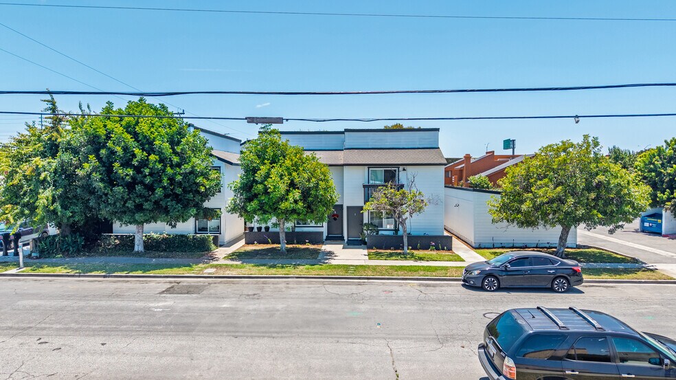 8402 Larson Ave, Garden Grove, CA à vendre - Photo de l’immeuble – Image 2 sur 3