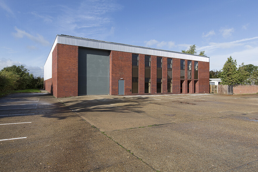 Old Brighton Rd, Lowfield Heath à louer - Photo de l’immeuble – Image 3 sur 5