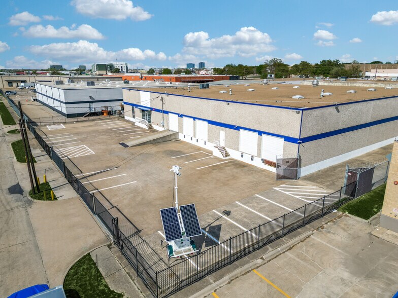 11232 Leo Ln, Dallas, TX à louer - Photo de l’immeuble – Image 3 sur 26