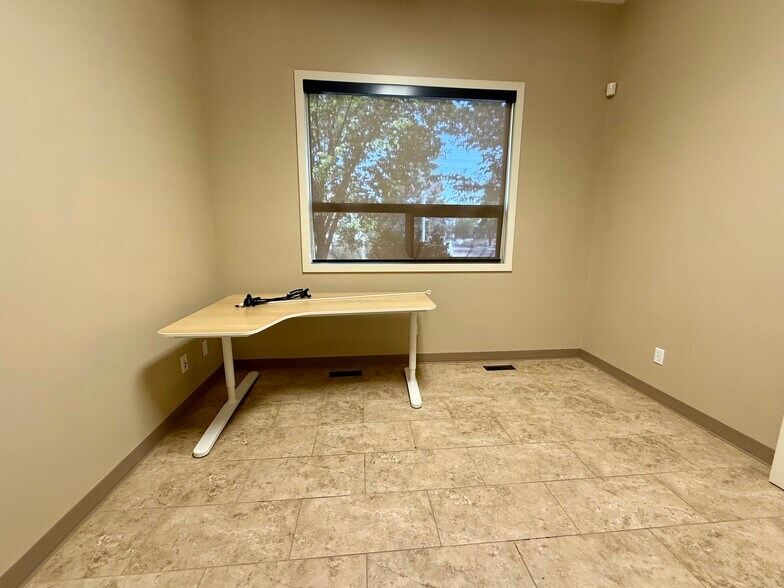 9005 127 Av NW, Edmonton, AB à louer - Photo de l’immeuble – Image 3 sur 15