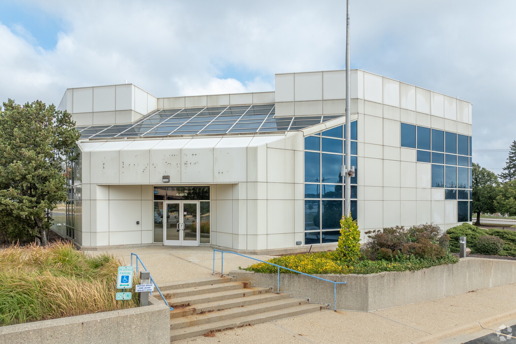 4425 Harrison Ave, Rockford, IL à vendre Photo principale– Image 1 sur 9