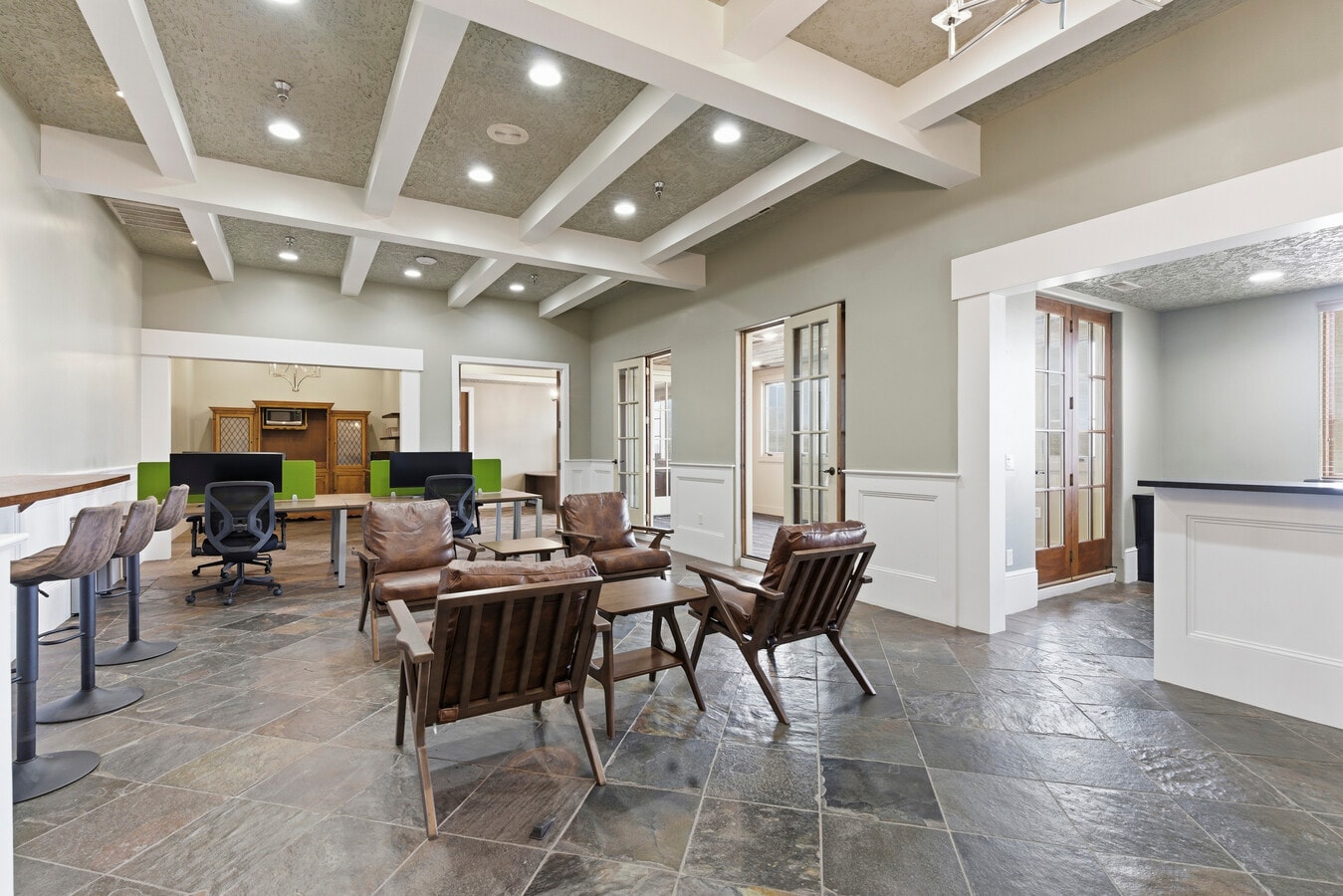 1531 E Bradford Pky, Springfield, MO 65804 - Lot 300 -  - Photo intérieure - Image 1 of 16