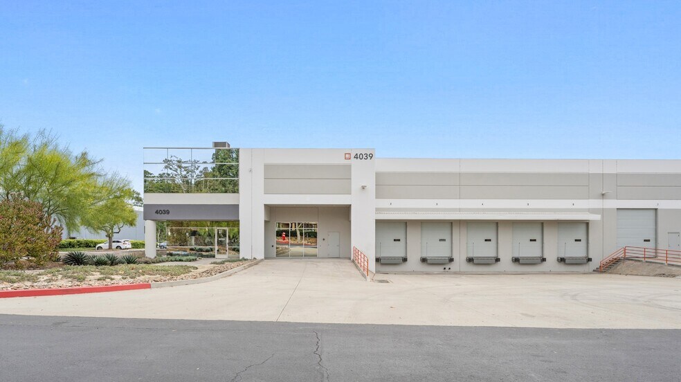 4039 Calle Platino, Oceanside, CA à louer - Photo de l’immeuble – Image 1 sur 7