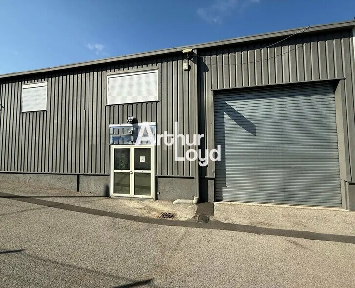 Local d'activités dans Roquebrune-sur-Argens à vendre - Photo de l’immeuble – Image 1 sur 7