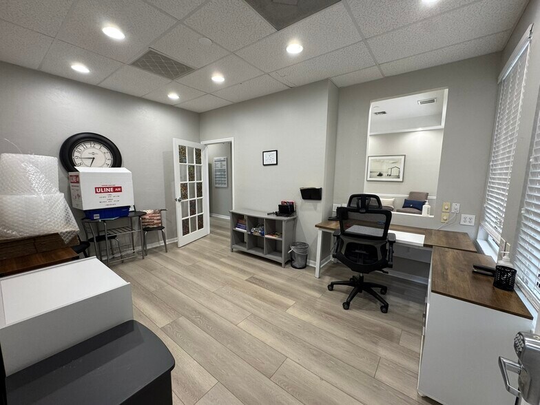 3447 Pine Ridge Rd, Naples, FL à louer - Photo de l’immeuble – Image 3 sur 19