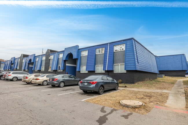 Plus de détails pour 7550 NW 10th St, Oklahoma City, OK - Logement aux enchères