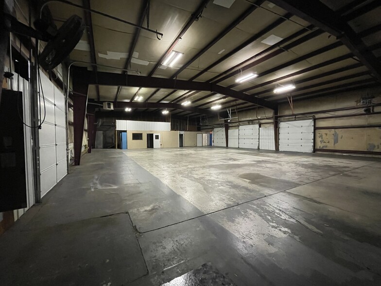 3345 Commerce Dr, Columbus, IN à louer - Photo intérieure – Image 2 sur 19