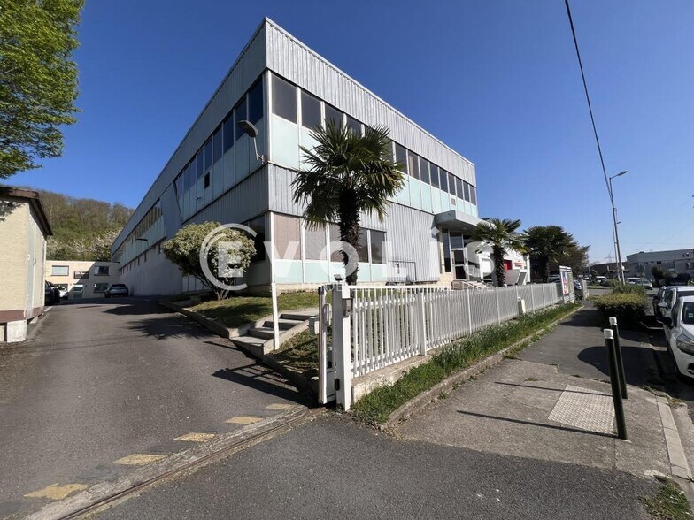 Local d’activités dans Neuilly Sur Marne à louer - Photo de l’immeuble – Image 1 sur 29