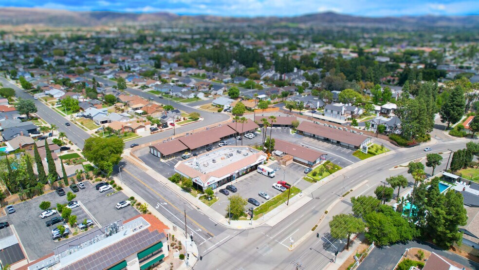 901 E Yorba Linda Blvd, Placentia, CA à vendre - Photo de l’immeuble – Image 2 sur 8