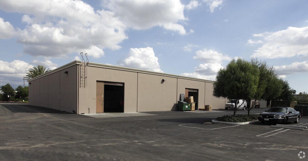 1521 E McFadden Ave, Santa Ana, CA à louer - Photo de l’immeuble – Image 2 sur 9