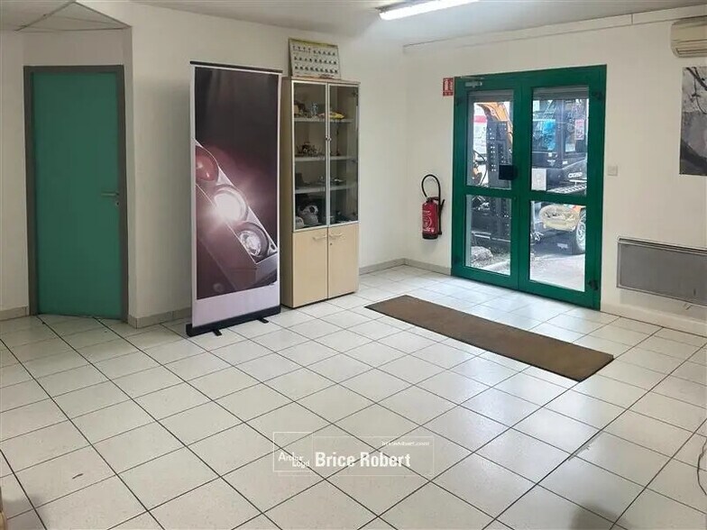 Bureau dans Saint-Bonnet-de-Mure à louer - Photo de l’immeuble – Image 3 sur 7